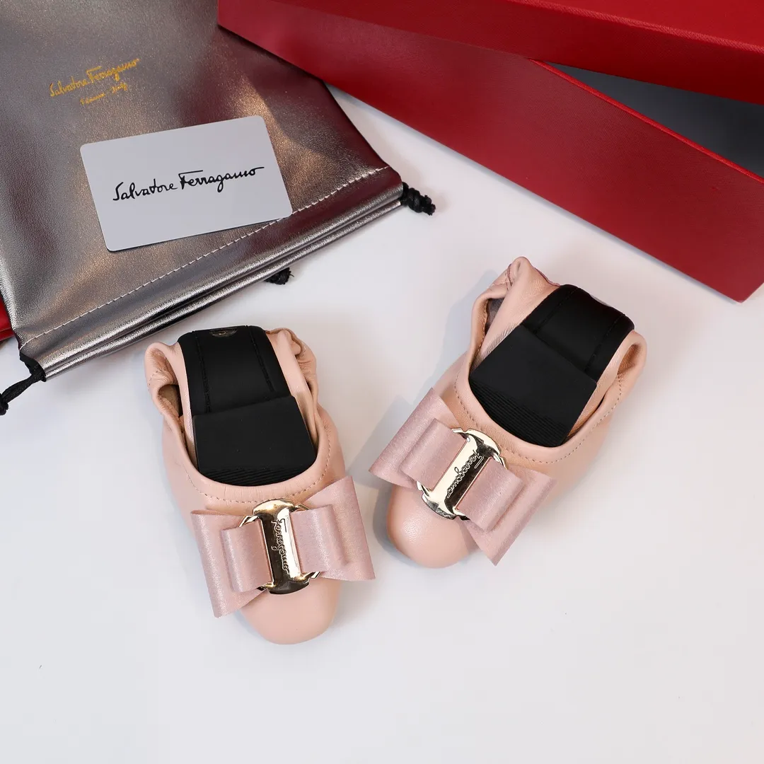👟👟Ex-factory price 360👟👟 Early spring new style Salvatore Ferragamo hot style small square toe egg roll shoes [wit] 5mm high elastic latex, so soft you want to cry❗️The toe is equipped with Ferragamo's signature hardware butterfly🦋 buckle. Newly opened mold and upgraded outsole, 1cm heel is comfortable and not tiring. Upper: mixed sheepskin Inner pads: light goatskin (non-fading) Color: black, white, gun, red, burgundy, blue, pink Code number: 34-41